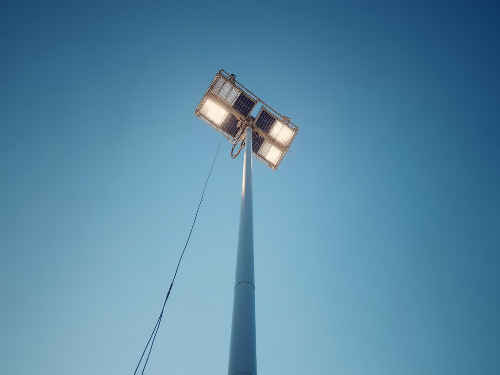 solar flag pole lighting